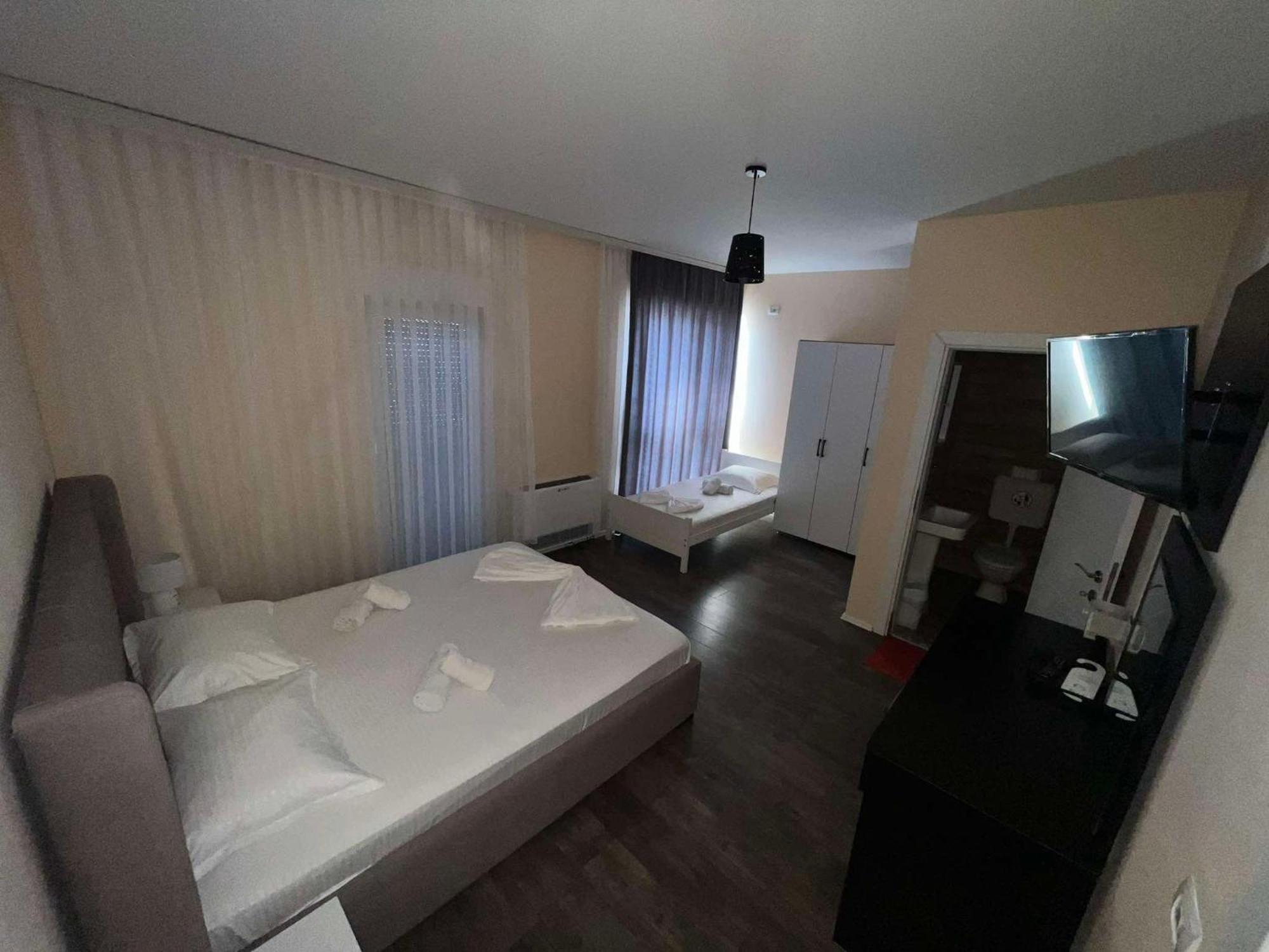 Hotel & Restaurant Frida Gjakova Exterior foto